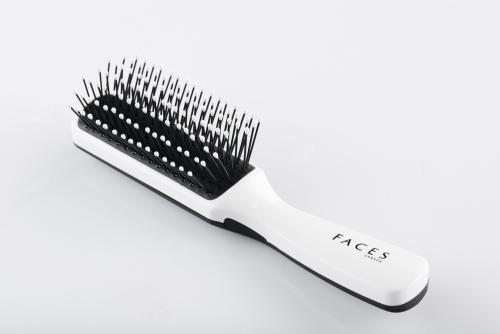 FACES Styling Brush- Large. Rs 179