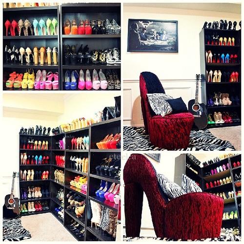 #pickyourpoison #etecleasshoeclosetpreview #shoechair...