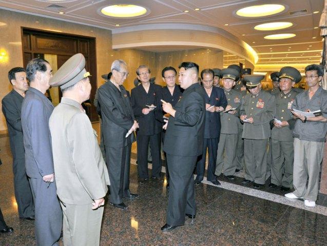 Kim Jong Un talks to senior party and government officials accompanying him during a tour of the renovated Victorious Fatherland Liberation War (Korean War) Museum in Pyongyang (Photo: Rodong Sinmun).