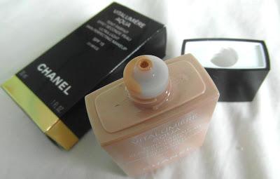 Chanel Vitalumiere Aqua foundation 20 Beige Review