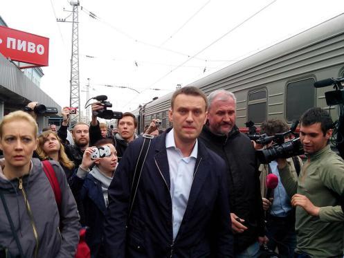 Navalny on his way from Moscow to Kirov for sentencing.