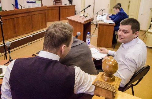 Navalny (left) in Kirov courtroom at the defense table.