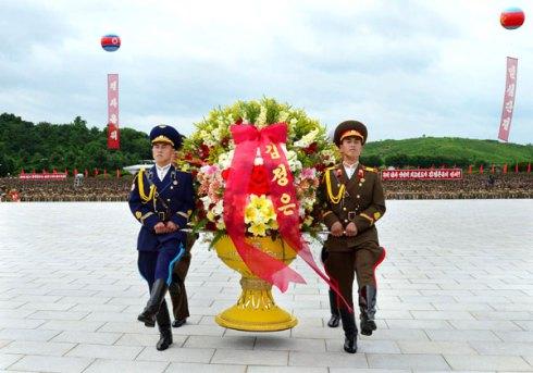 A KPA honor guard delivers a floral basket on behalf of DPRK leader Kim Cho'ng-u'n during the KJI statue unveiling ceremony at the KJI University of People's Security in Pyongyang on 19 July 2013 (Photo: Rodong Sinmun).