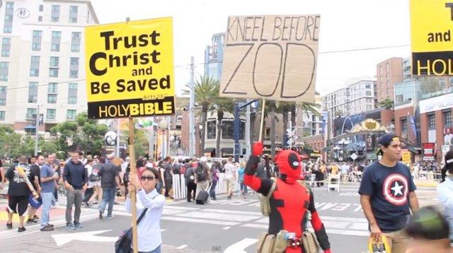 Pic of the Day: Deadpool Wins Christians Picket deadpool-at-comic-con