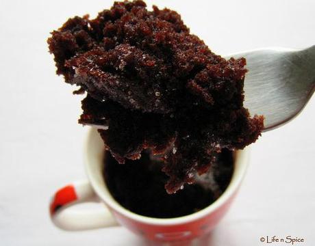 2-minute microwave chocolate cake (eggless)