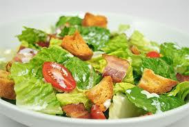 Salad of lettuce, bacon and tomatoes with garlic cream