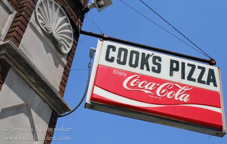 Wakarusa, Indiana: Cook's Pizza