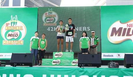42K Male and Female Winner with MILO Executives at the Manila Eliminations of the 37th National MILO Marathon