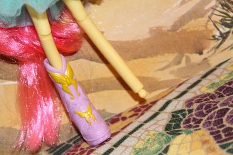 Pegged feet are on both the basic and deluxe versions of these dolls. 