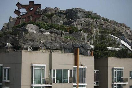 chinese-man-fortress-building-2