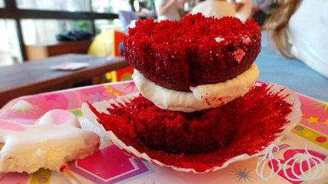 Avoid the Mess: Walkthrough to Cupcake Etiquette Eating Cupcake_NoGarlicNoOnions2