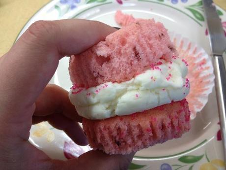 cupcake1 Avoid the Mess: Walkthrough to Cupcake Etiquette Eating