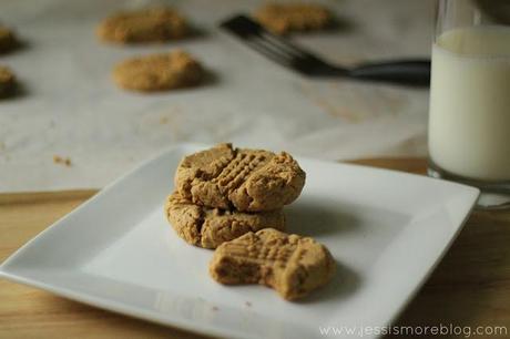 {5-Ingredient} Peanut Butter Protein Cookies