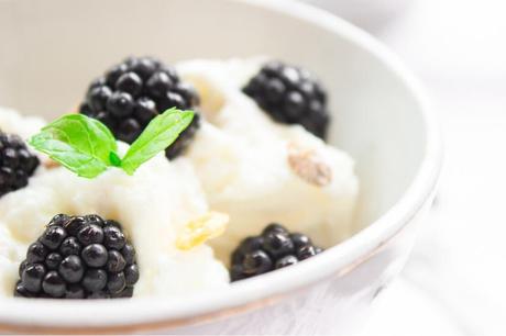 Whipped cream with blackberries - Crema chantilly con moras