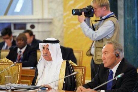 Journalists positioned near the president of Kazakhstan Nursultan Nazarbaev and the Minister Finance for the Arab League.