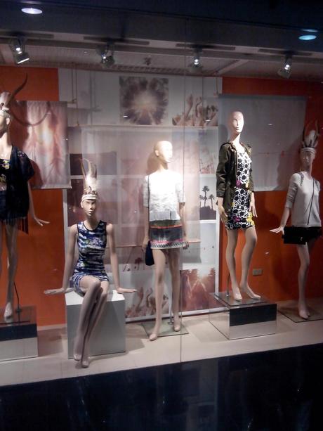 Window Display Ideas for Female Fashion