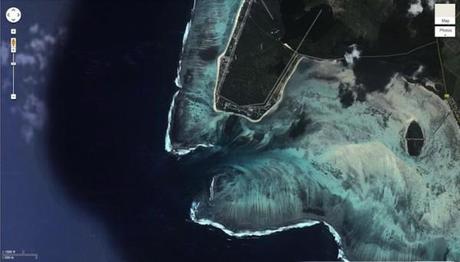 Natural Aerial Illusion of an Underwater Waterfall mauritiusunderwaterwaterfall5