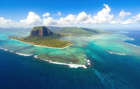 Natural Aerial Illusion of an Underwater Waterfall mauritiusunderwaterwaterfall2