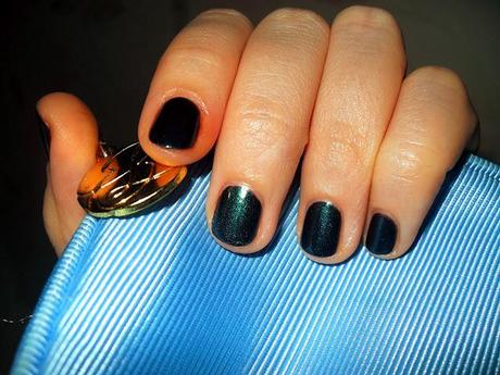 SWEATER WEATHER AND DARK NAILPOLISH TIME: ESSIE DIVE BAR REVIEW AND SWATCHES