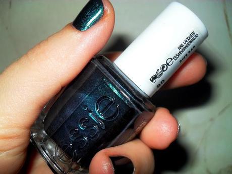 SWEATER WEATHER AND DARK NAILPOLISH TIME: ESSIE DIVE BAR REVIEW AND SWATCHES