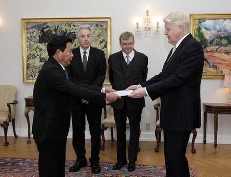 DPRK Ambassador Pak Kwang Chol (L) presents his diplomatic credentials to Icelandic President in Reyjkavik on 2 October 2013 (Photo: Office of the President of Iceland).