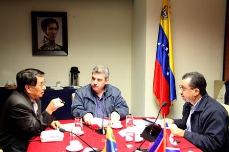 DPRK Ambassador Jon Yong Jin (L) meets with the chairmen of the Venezuelan National Assembly Commission on Foreign Policy, Sovereignty and Integration Yul Jabour (C) and Julio Chávez (R) on 4 October 2013 (Photo: Prensa AN).