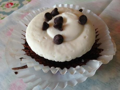 ebony and ivory cupcake