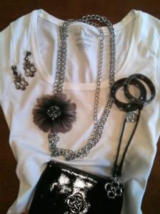 How to Accessorize a White T-Shirt How to Accessorize a White T-Shirt