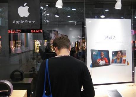 Apple store Apple launches iPhone 4S instead of iPhone 5