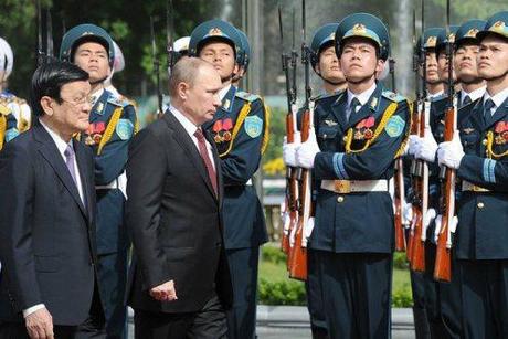 Mr. Putin inspected the Vietnam honor guard along with President Truong Tan Sang.