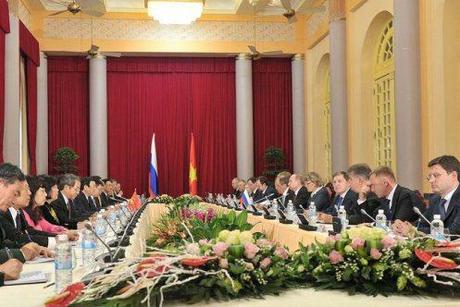 Russian and Vietnamese talk in Hanoi.