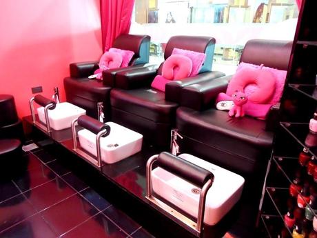 Pink Parlour PH - Couches