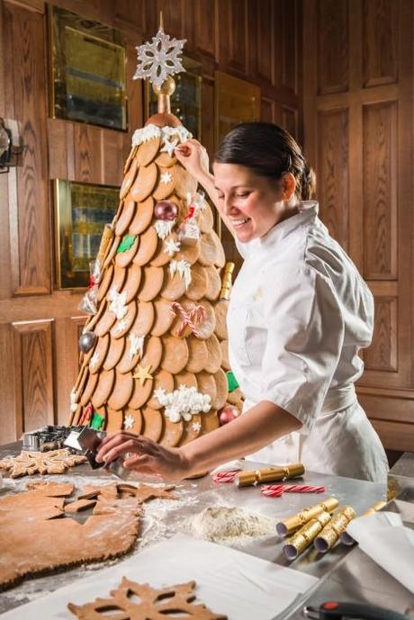 5,000 Gingerbread Cookie Christmas Tree CHL_Edible-Tree_1-470x704