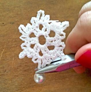 Free Crochet Pattern: Crochet Snowflake Earrings with Pearl Accent Tutorial