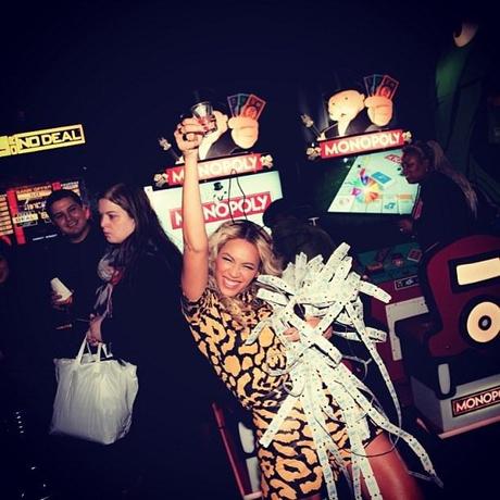 Beyoncé Has Album Release Party in Dave & Busters, NYC! (Pictures) bey1