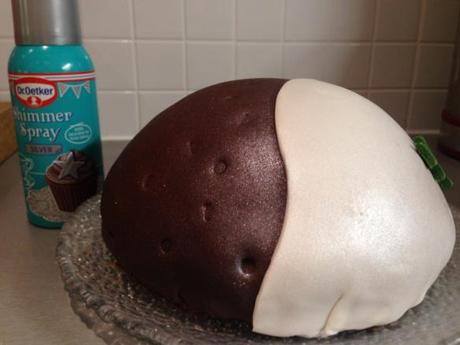 dr oetker silver shimmer spray on christmas pudding chocolate cake recipe