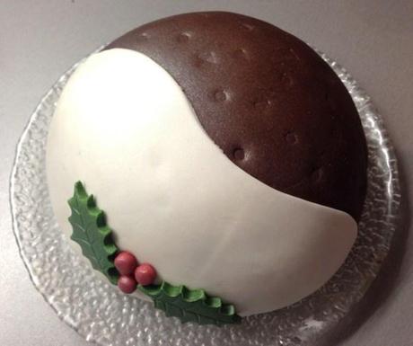 alternative christmas dessert ideas chocolate pudding cake decorated with fondant icing holly leaves and berries