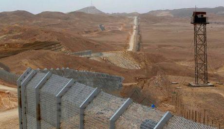 Sinai fence - new and old Egypt-Israel border fence, old and new
