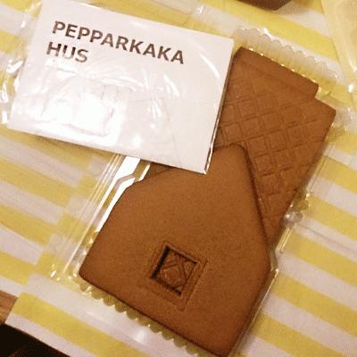 Ikea-Gingerbread-House-pieces