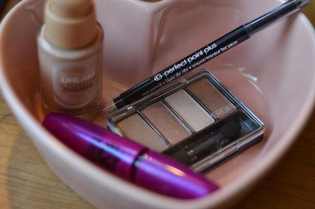 5 makeup tips for a simple, everyday look...without breaking the bank.