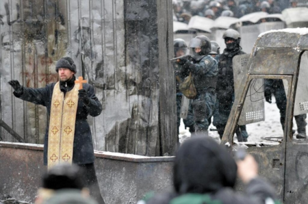 Priest-between-soldiers-and-protesters-Kiev Priest-between-soldiers-and-protesters-Kiev