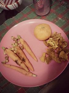 A very orange snackplate from Tuesday. Satsuma, sweet potato chips, carrots, and leftover pan-roasted chickpeas. 