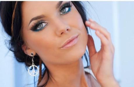 Preety_lady-with-light-blue-eye-makeup