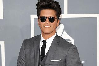 Bruno Mars wears Benjamin Eyewear 