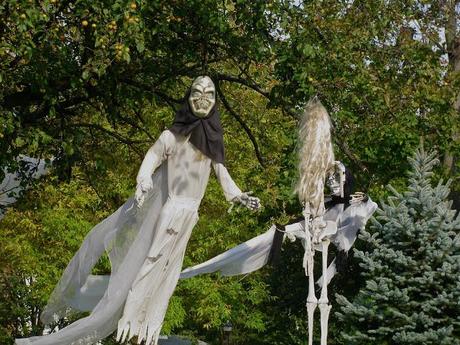 Halloween-Ghosts-in-Garden-City
