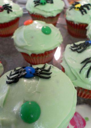 Spidery cupcakes - begin spider making