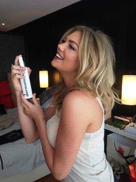 Kate Upton spritz's AGE Smart Antioxidant Hydramist to stay fresh at the Melbourne Cup - Photo Facebook.com/DermalogicaAus Kate Upton