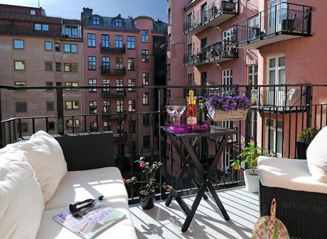 design inspiration: small apartment balconies//Simone Design Blog small balcony decorating ideas @Simone Design Blog