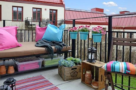 design inspiration: small apartment balconies//Simone Design Blog small balcony decorating ideas @Simone Design Blog