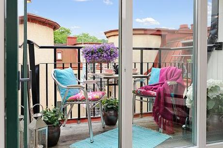 design inspiration: small apartment balconies//Simone Design Blog small balcony decorating ideas @Simone Design Blog